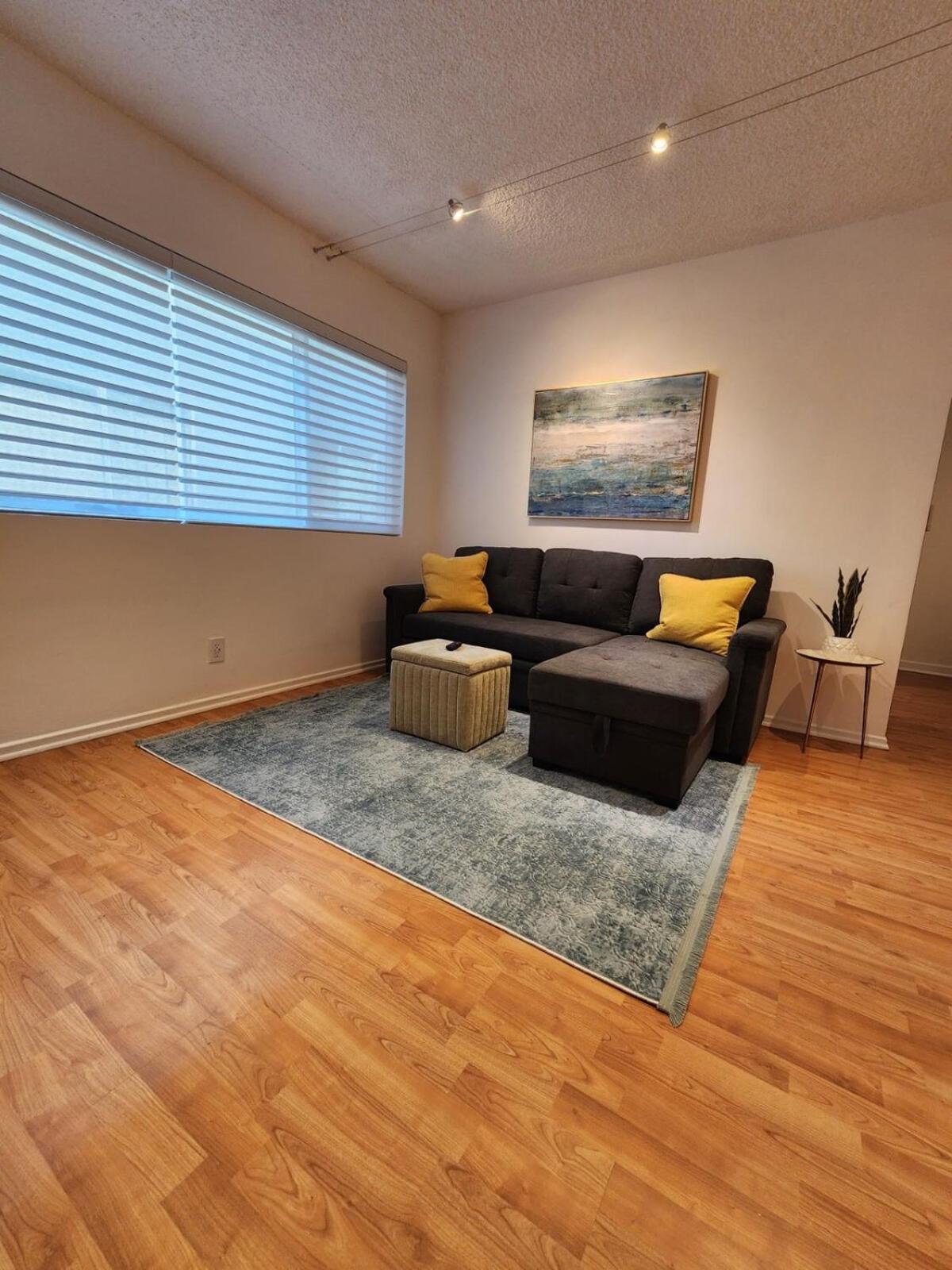 Spacious 1 Bedroom 1 Bath With Parking Apartamento Los Angeles
